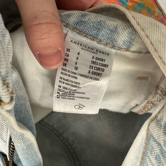 American Eagle Women’s 6 X Short Mom Jeans Distressed Light Wash - Picture 5 of 6